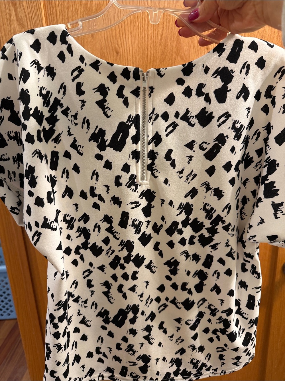 MELLODAY Black and White Abstract Spot Short Sleeve Top - Picture 5 of 5